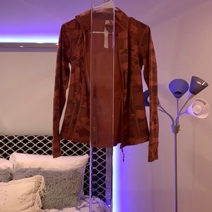 I’m selling a pink camo work out jacket. Pink and purple. Size 6. Brand Lulu